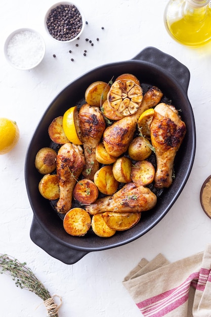 Cosce di pollo al forno con patate e limone Ricetta