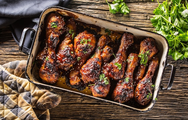 Cosce di pollo alla griglia arrosto e barbecue in padella.