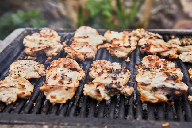 Cosce di pollo alla griglia con fumo di brace. Festa barbecue.