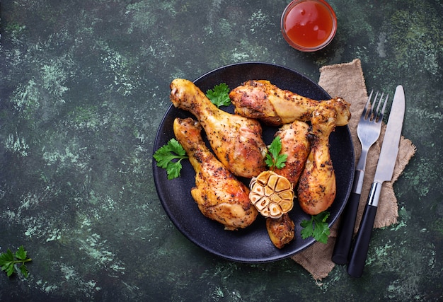 Cosce di pollo alla griglia con spezie e aglio.