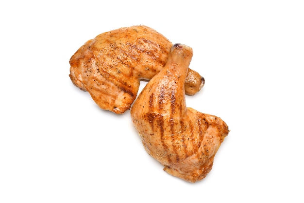 Cosce di pollo alla griglia isolate su sfondo bianco
