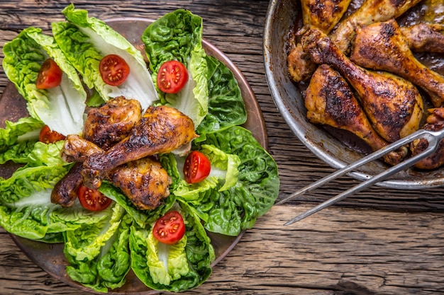 Cosce di pollo alla griglia lattuga e pomodorini. Cucina tradizionale. Cucina mediterranea.