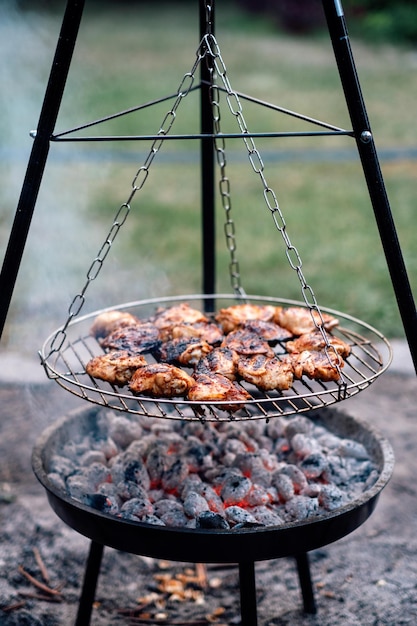 Cosce di pollo alla griglia su griglia a carbone all'aperto BBQ Chicken Frilling bonein cosce di pollo o quarti