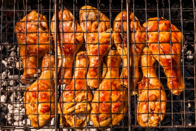 Cosce di pollo appetitose alla griglia BBQ