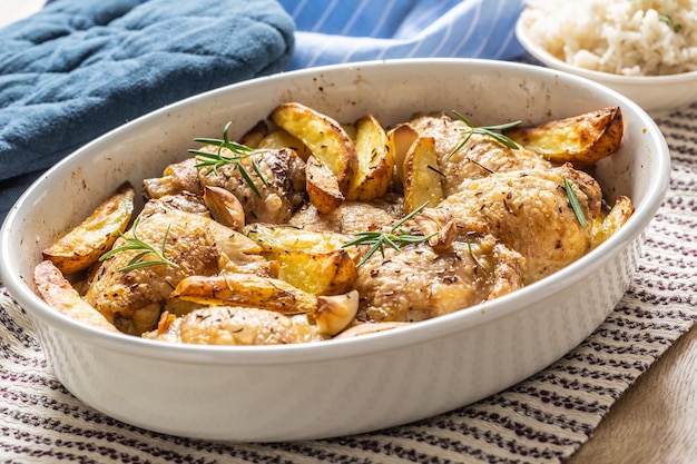 Cosce di pollo arrosto con patate americane in teglia.