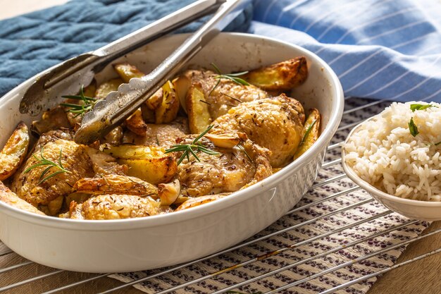 Cosce di pollo arrosto con patate americane in teglia.