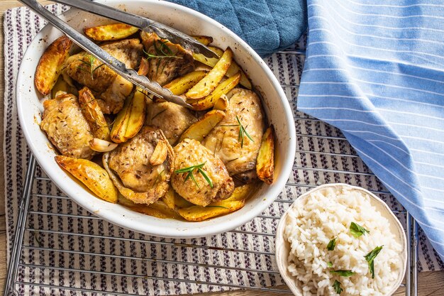 Cosce di pollo arrosto con patate americane in teglia.