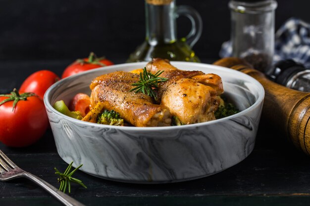 Cosce di pollo arrosto con verdure ed erbe aromatiche