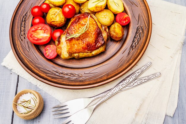 Cosce di pollo arrosto e patate novelle