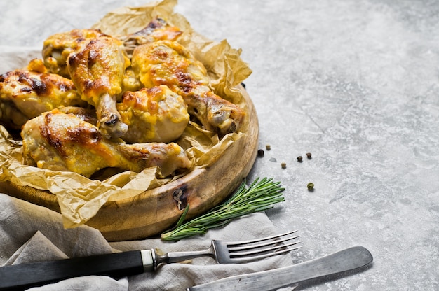 Cosce di pollo BBQ sul vassoio con la carta Kraft.