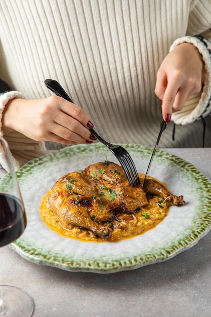 Cosce di pollo brasate fatte in casa e cosce di pollo arrosto con zucca sul tavolo di legno