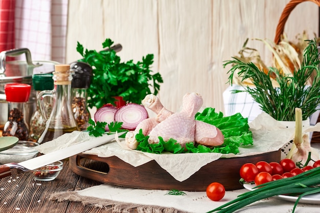 Cosce di pollo crudo fresco sul tavolo