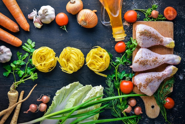 Cosce di pollo fresche con pomodorini peperoncini aglio e olio Vista dall'alto