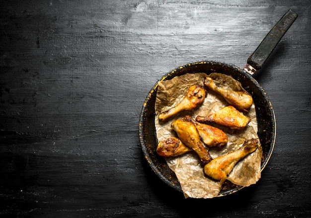 Cosce di pollo fritte in padella.