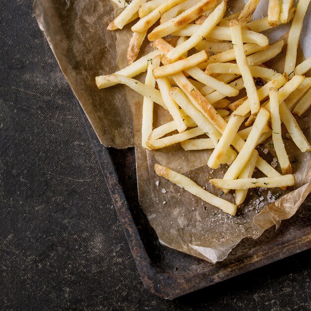 Cosce di pollo fritto con patatine fritte