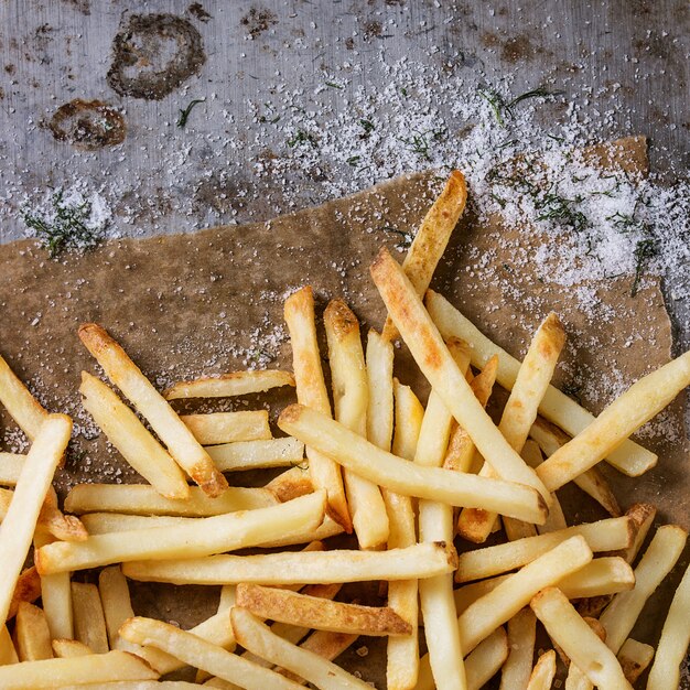 Cosce di pollo fritto con patatine fritte