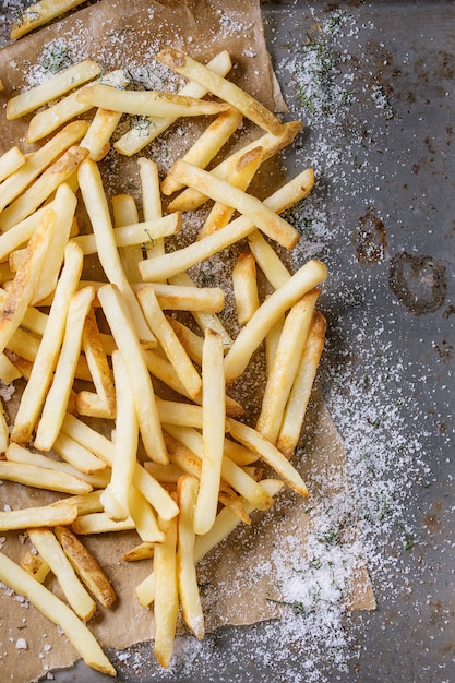 Cosce di pollo fritto con patatine fritte