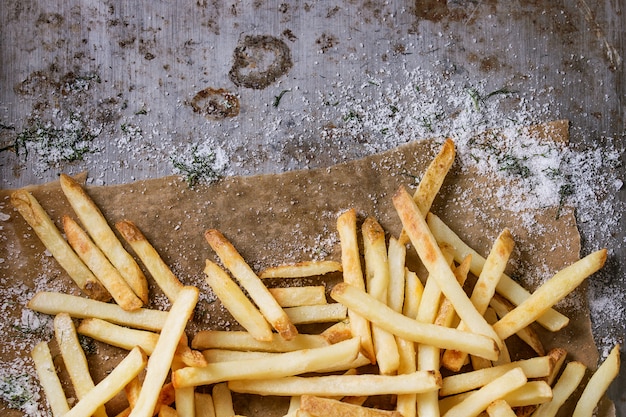 Cosce di pollo fritto con patatine fritte