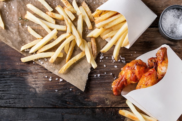 Cosce di pollo fritto con patatine fritte