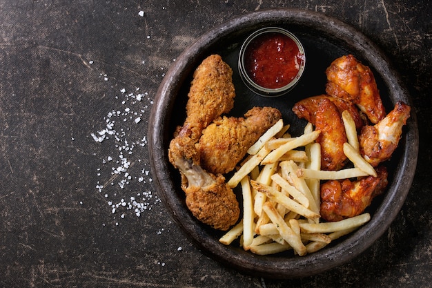 Cosce di pollo fritto con patatine fritte