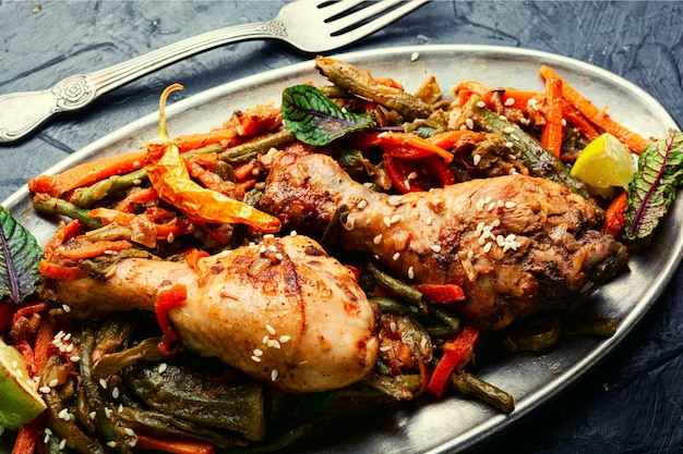 Cosce di pollo in umido con spezie e verdure