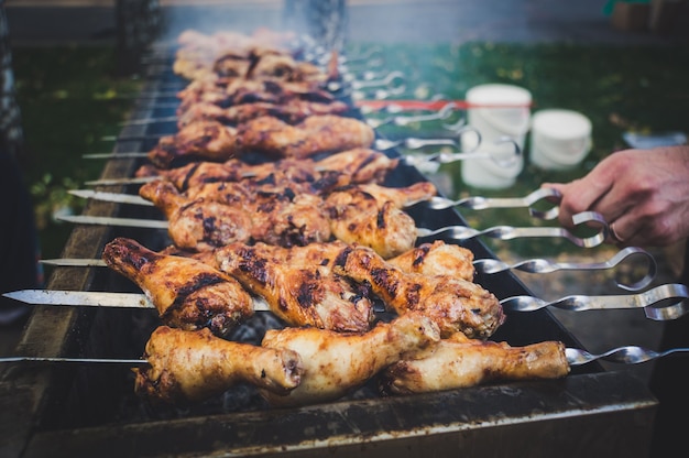 Cosce Di Pollo Marinate Fritte Sulla Griglia Per Barbecue Fiammeggiante.