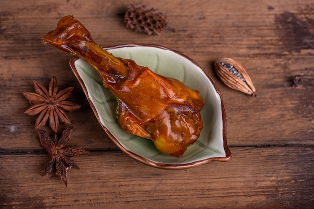 Cosce di pollo marinate su un piatto in uno sfondo scuro