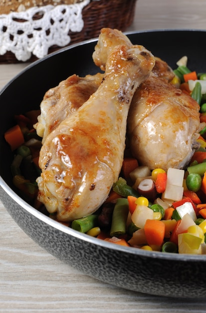 Cosce di pollo rubiconde stufate con verdure in padella