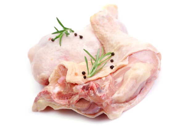 Cosce di pollo su sfondo bianco