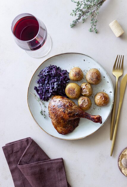 Coscia d'anatra al forno con patate e cavolo rosso