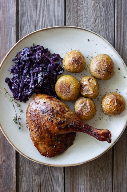 Coscia d'anatra al forno con patate e cavolo rosso