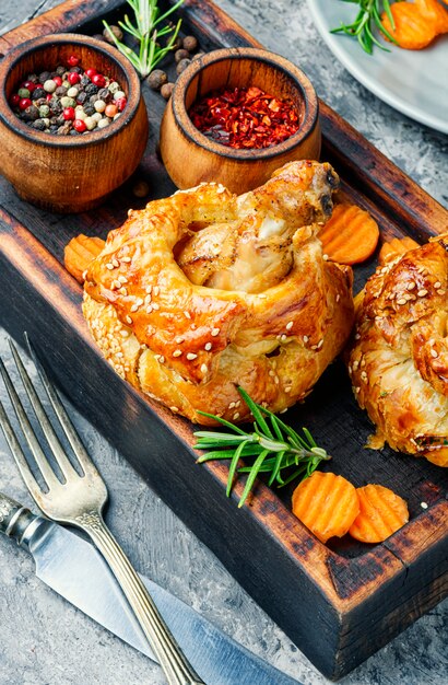 Coscia di pollo al forno in pasta