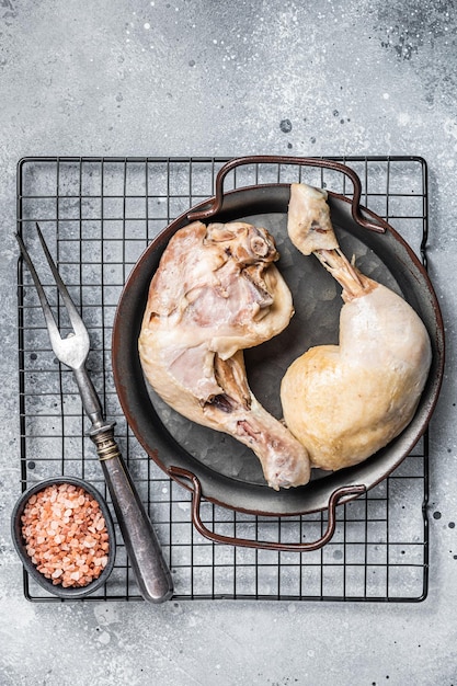 Coscia di pollo al vapore Cucina asiatica Sfondo grigio Vista dall'alto