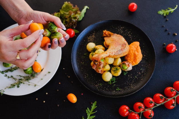 Coscia di pollo alla griglia con il concetto di ricetta di verdure. processo di cottura.