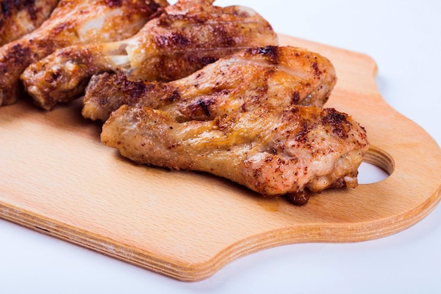 Coscia di pollo alla griglia su un piatto di legno