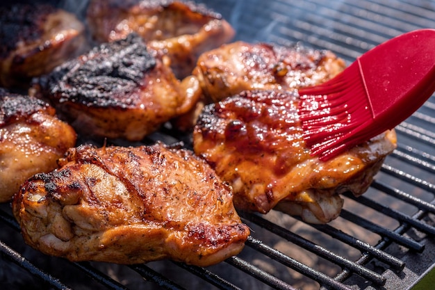 Coscia di pollo alla griglia sulla griglia fiammeggiante