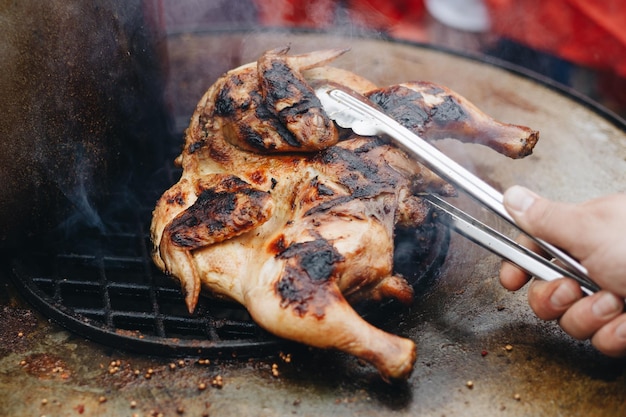 Coscia di pollo alla griglia sulla griglia portatile fiammeggiante Ali di pollo al forno BBQ Ricetta di ali di bufalo al forno