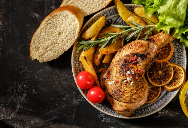 Coscia di pollo arrostita e verdure sul primo piano della griglia.