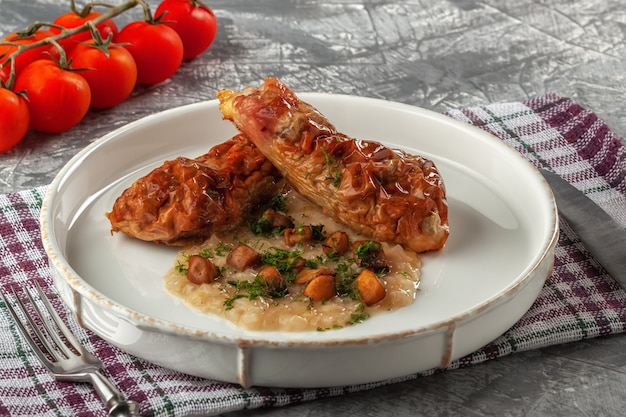 Coscia di pollo con salsa di cipolle e funghi