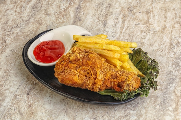 Coscia di pollo croccante con patate fritte e salsa