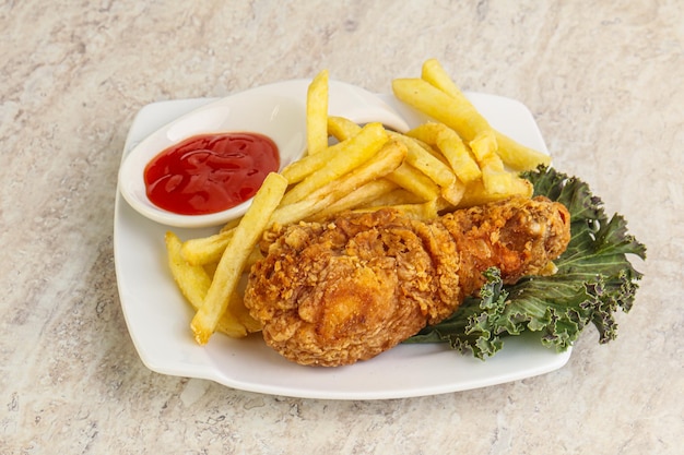 Coscia di pollo croccante con patate fritte