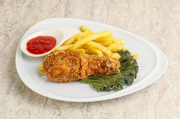 Coscia di pollo croccante con patate fritte