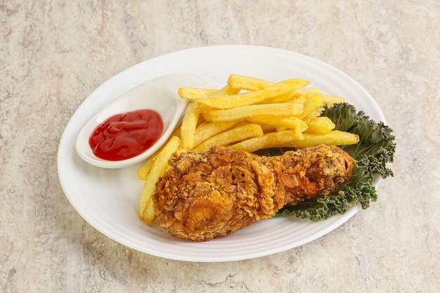 Coscia di pollo croccante con patate fritte