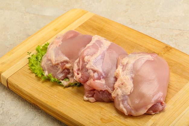 Coscia di pollo cruda disossata e senza pelle