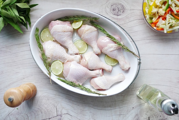 coscia di pollo cruda in una ciotola sul tavolo