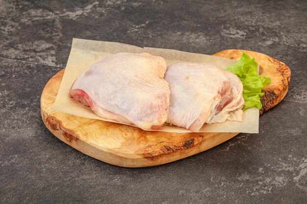 Coscia di pollo cruda per cucinare