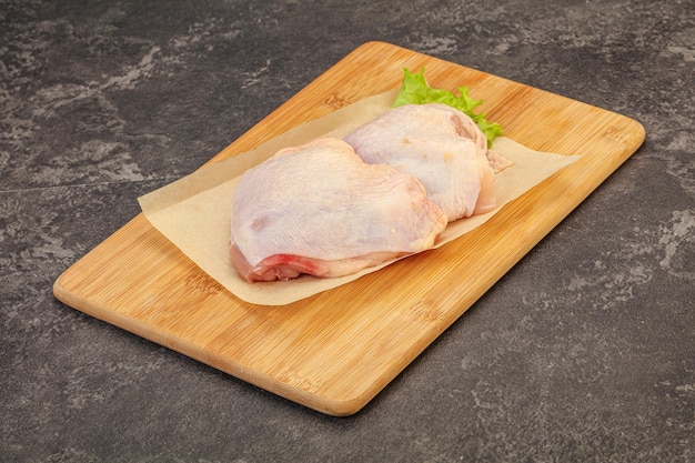 Coscia di pollo cruda per cucinare