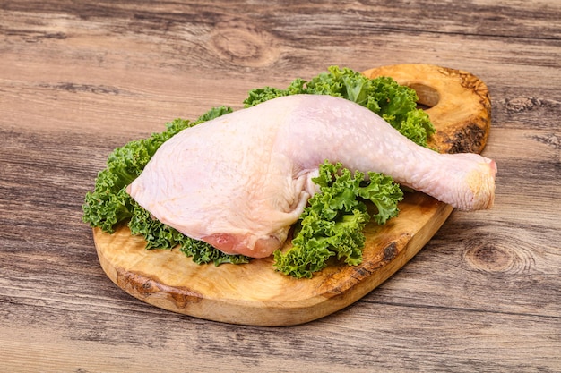 Coscia di pollo cruda per cucinare