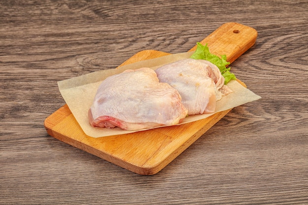 Coscia di pollo cruda per cucinare