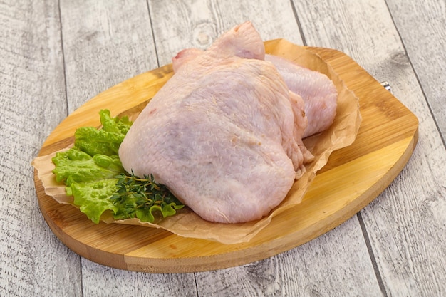 Coscia di pollo cruda